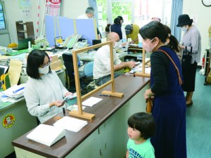 多くの市民がほーらしゃ券を買い求めた奄美大島商工会議所＝１日、奄美市名瀬