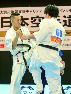 入来（左）の下段回し蹴りが光った男子決勝＝２２日、東京・港区