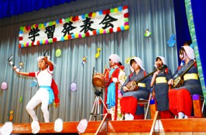 油井豊年踊りを披露する児童生徒＝１日、油井小中学校