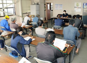 融資について学んだ説明会＝９日、和泊町