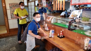 飲食店で行われた感染症対策の個別指導＝２２日、与論町（町商工観光課提供）