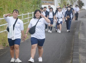 思い思いのペースで遠行を楽しむ生徒ら＝６日、奄美市笠利町