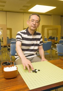 囲碁を通じた国内外での教育活動にも取り組む水間八段＝日本棋院東京本院　