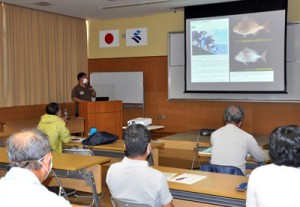 魚類の多様性をテーマに講演する本村浩之館長＝１５日、奄美市名瀬