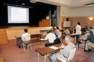 群島での研究成果報告などがあった鹿大の奄美群島島めぐり講演会＝７日、知名町フローラル館