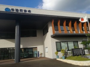 新たに感染者５人が確認された与論町の役場庁舎＝３日、同町茶花 