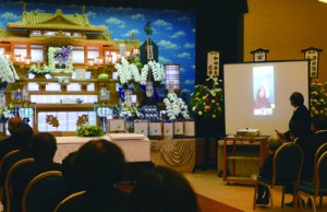 林さんの告別式、東京在住の孫は画面越しに祖父への別れの言葉を述べた＝２２日、和泊町