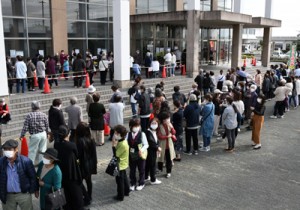 プレミアム商品券を求める町民で大混雑する販売会場周辺＝１０日、徳之島町亀津