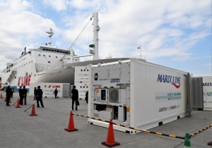 離島航路事業者に提供された冷凍コンテナ＝１１日、鹿児島市の鹿児島新港