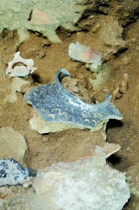 発見されたカムィヤキの陶片＝１８日、知名町大津勘