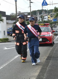  防火駅伝に参加し、火災予防などを呼び掛けた署員＝１０日、徳之島町亀津