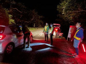 野生生物の観察ルールについて説明を受ける車両＝２３日、奄美市住用町（環境省提供）