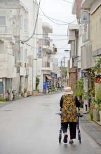 クラスター発生の確認から一夜明けた与論島一の繁華街・銀座通り＝６日、与論町茶花