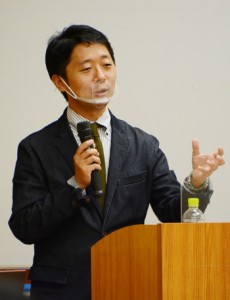 「文化継承者・言語継承者としての島尾敏雄」と題して講演する名桜大学の小嶋洋輔教授＝８日、奄美市名瀬も