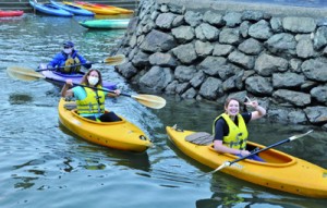 カヌーを体験する奄美大島モニターツアーの参加者ら＝２１日、奄美市住用町