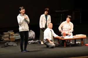 住民らが熱演した島民劇「記憶喪失の男達」＝２８日、徳之島町文化会館 