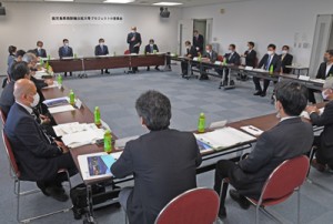 県産焼酎の輸出拡大への取り組みなどが報告された小委員会＝１２日、鹿児島市