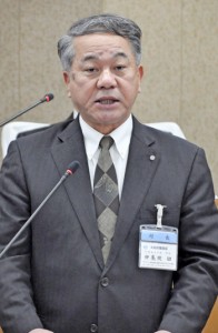 １２月定例会で来年の村長選への立候補を表明した伊集院幼氏＝１４日、同村議会議場