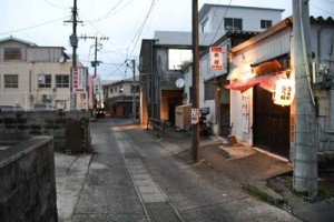 新型コロナの感染者が確認され、静まり返る徳之島町亀津の飲食店街＝３日午後５時半ごろ 