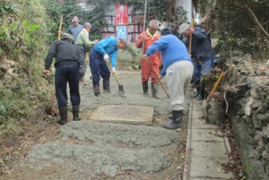 道路を舗装する国頭集落の住民＝１２日、和泊町国頭（提供写真）