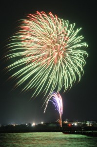 コロナ収束を願い、冬空を彩った花火＝２４日、和泊町