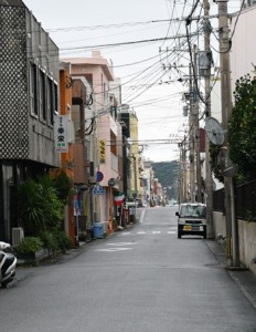 感染確認から１週間が経過した徳之島。外出自粛要請もあり、車や人の通りもまばらな徳之島町亀津の市街地＝９日