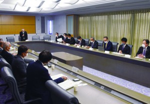 国への運航費補助対象４路線の申請を決めた協議会＝１６日、鹿児島市