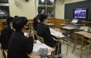 長崎県の高校生とテレビ会議システムで意見を交わす生徒ら＝９日、奄美市笠利町の大島北高校