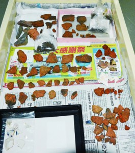 和泊町で発見された城当遺跡の出土品＝１８日、同町歴史民俗資料館