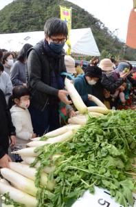 午前９時の販売開始と同時に福元ダイコンを買い求める住民ら＝２７日、大和村思勝