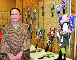 羽子板などの作品が並ぶ大原さんの手つくり展＝１８日、奄美市名瀬のＡｉＡｉひろば