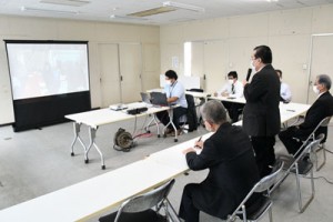 県へ経済支援の要望書を提出することなどを確認した徳之島３町新型コロナ感染症対策連絡会議の会合＝１１日、徳之島町役場