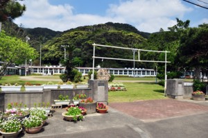 廃校が決まった久慈小中学校（２０１６年３月撮影）