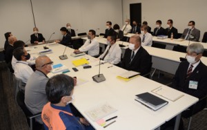 新たな感染確認を受けて施設休館などを決めた奄美市新型コロナ対策本部＝３日、同市名瀬 