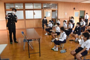 ＪＡＣの乗務員らが講話した航空教室＝１１日、奄美市笠利町の節田小学校