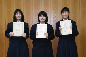 「いっしょに読もう！　新聞コンクール」で入賞した（左から）坂口凜さん、松浦美悠さん、積山和花さん＝２４日、奄美市名瀬の県立大島高校