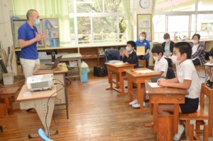 折れない心を育てるいのちの授業に参加する大和小学校５、６年生の児童と大和診療所の小川所長（写真左）＝２日、大和村思勝の大和小学校