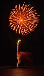 コロナ収束を願い、冬空を彩った花火＝１２日、与論町