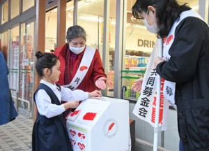 全国一斉の赤い羽根共同募金運動に伴う街頭募金＝５日、奄美市名瀬