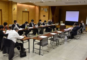 市議らと意見交換した奄美島豚連絡協議会＝８日、奄美市名瀬