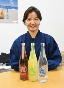 約５０年ぶりに復活した松永酒造場の銘柄「マルシカ」（下段左）と松下代表取締役＝５日、伊仙町阿三