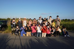 「おおきなＷＡ村」で集まった植え付けボランティア＝１１月２１日、東村（提供写真） 