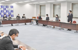 政府の緊急事態宣言に伴う対応や今後の感染防止策を協議した県の対策本部会議＝７日、鹿児島市の県庁