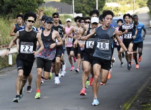 ３０キロ、４０キロ走の練習に汗を流す選手たち＝１５日、奄美市名瀬