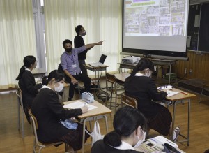 コラボ企業から商品や店の立地について説明を受ける生徒ら＝１５日、奄美市名瀬