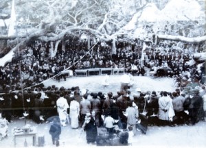 １９６０年以前とみられる知名町徳時の「二十日正月」の相撲大会（提供写真）＝年代不明、四並蔵神社