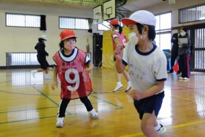 スポーツ鬼ごっこを楽しむ児童たち＝29日、瀬戸内町の嘉鉄小 