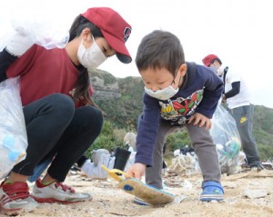 沖泊海岸でごみ拾いをする参加者＝２４日、知名町