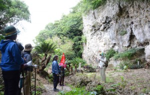 受講生が与論島の歴史や文化など地域の魅力を紹介したエコツアーガイド育成研修会＝３０日、与論町城