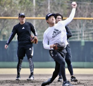 ノック練習に取り組む内海投手（中央）ら＝１４日、奄美市の名瀬運動公園市民球場